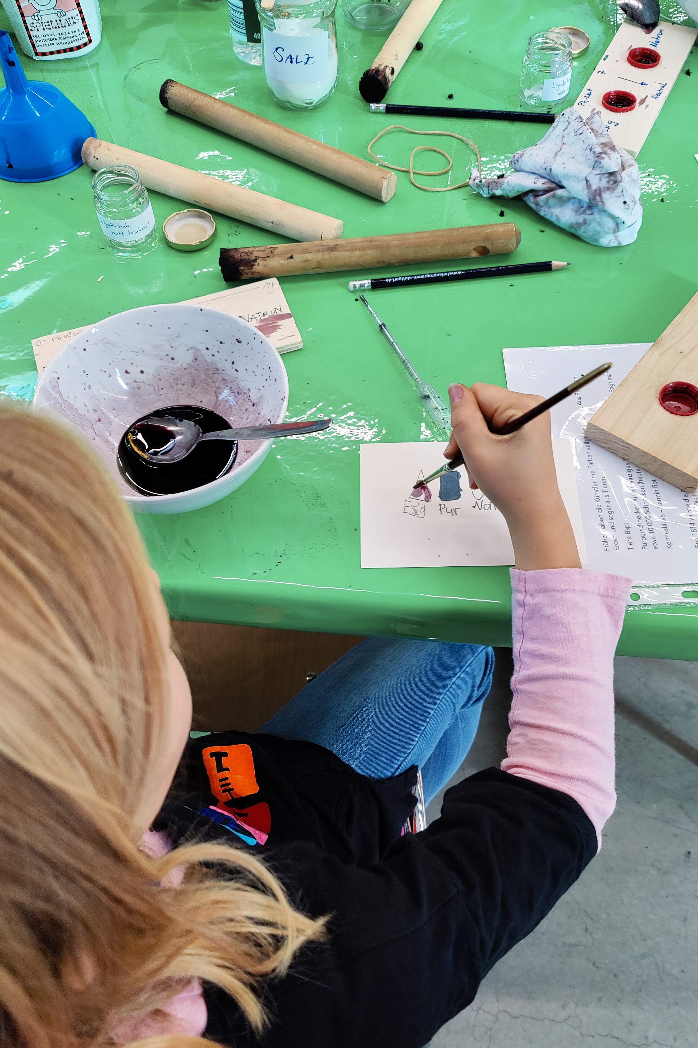 Ein Kind beim Malen.