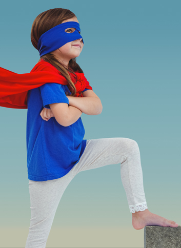 Kinder sitzen gemeinsam am Tisch und malen mit Farbe und Pinsel.