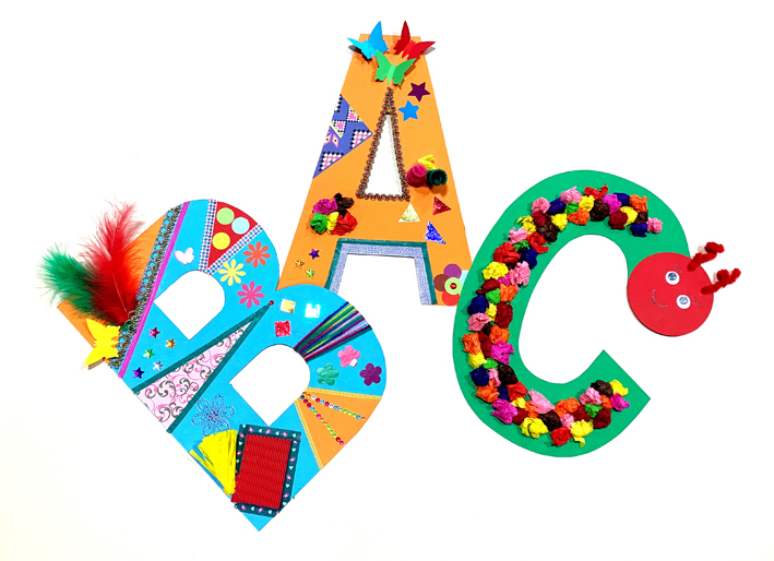 Die Buchstaben A, B, C aus Papier und bunt beklebt.