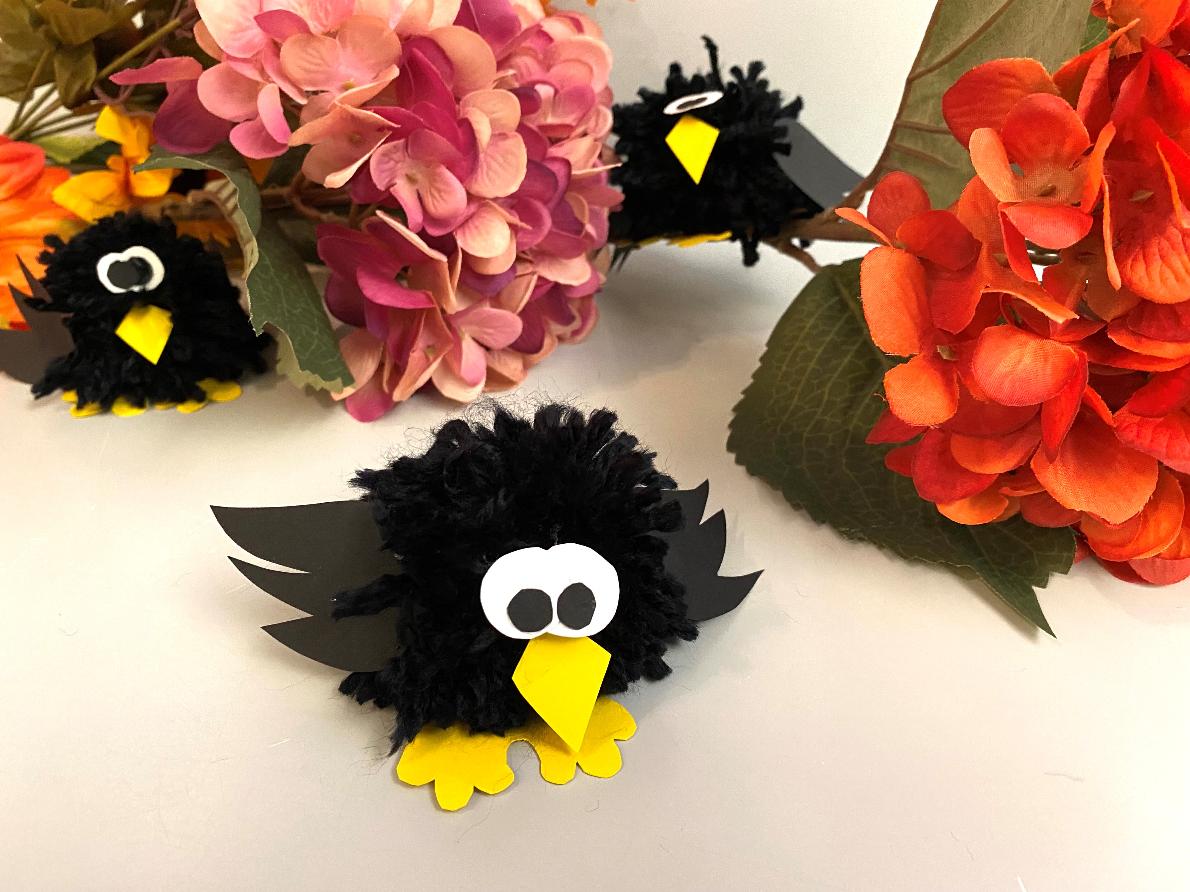 Rabe aus Papier und Wolle gebastelt