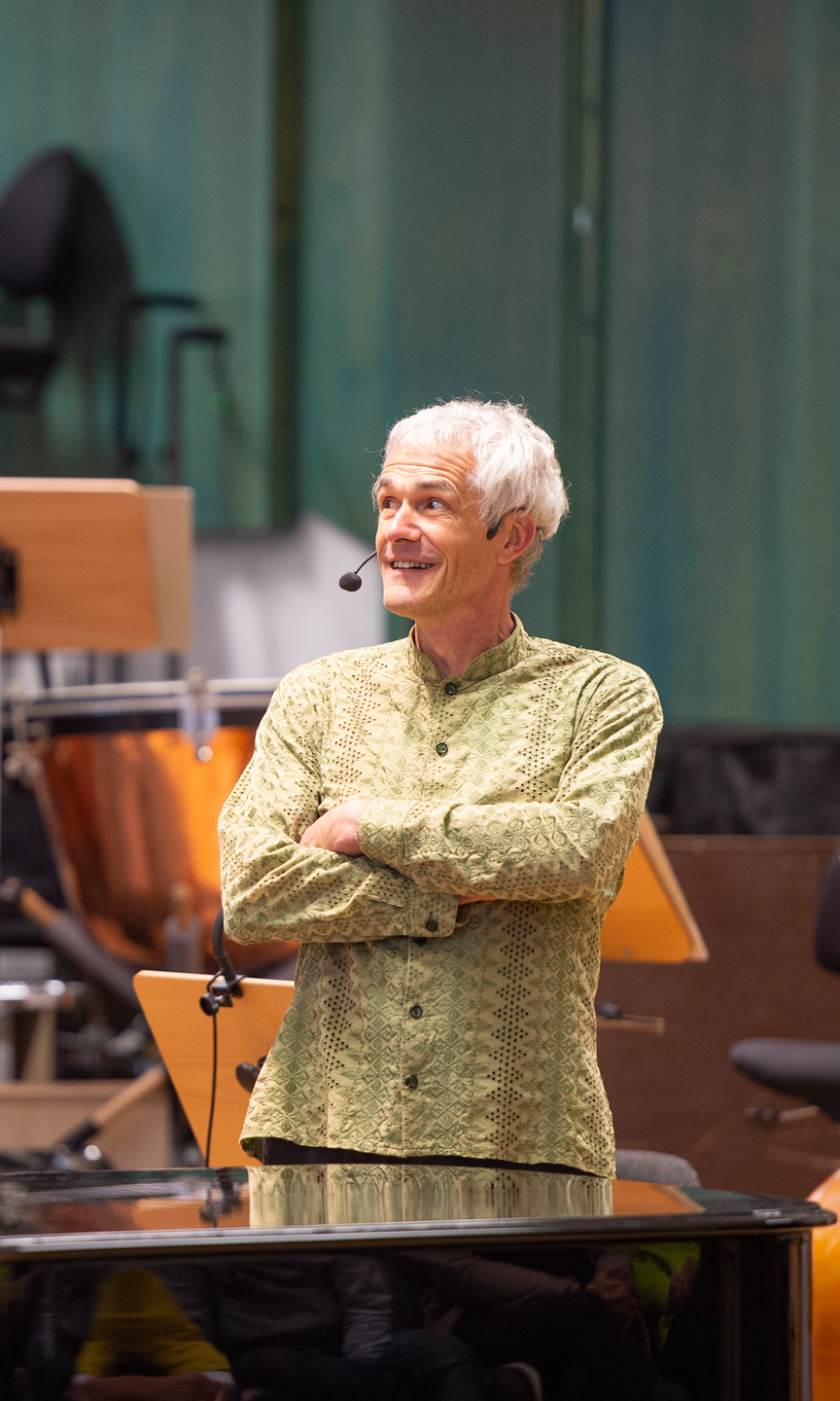 Orchester mit Musikern vor einem Publikum