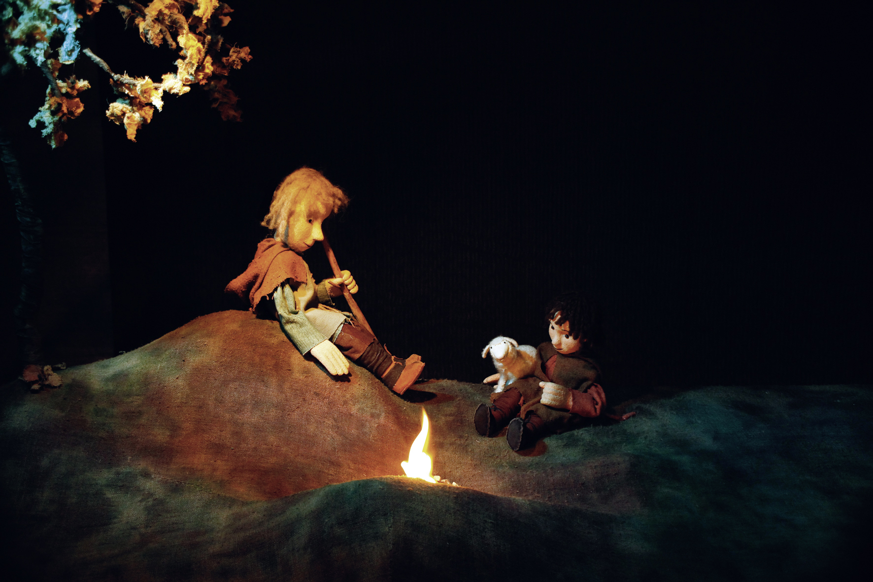 3 Theaterfiguren: ein Lamm und zwei Männer