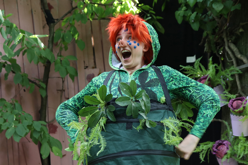 Das Sams mit roten Haaren, Schweinsnase und blauen Wunschpunkten im Gesicht ruft etwas