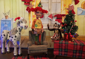 Szenenbild aus dem Stück "Pippi plündert den Weihnachtsbaum"