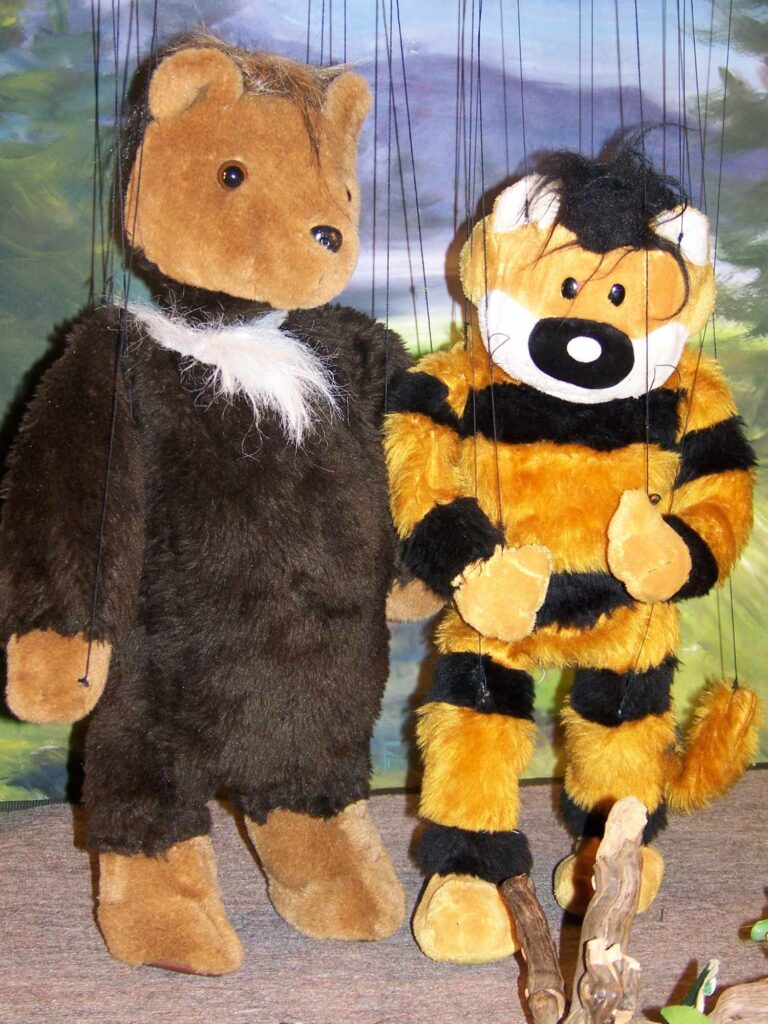 Zu sehen sind Bär- und Tiger-Marionetten.
