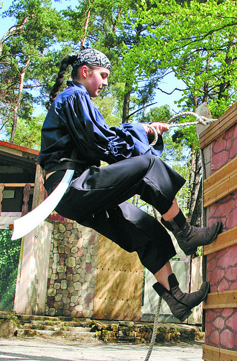 Ein Pirat klettert an einem Seil