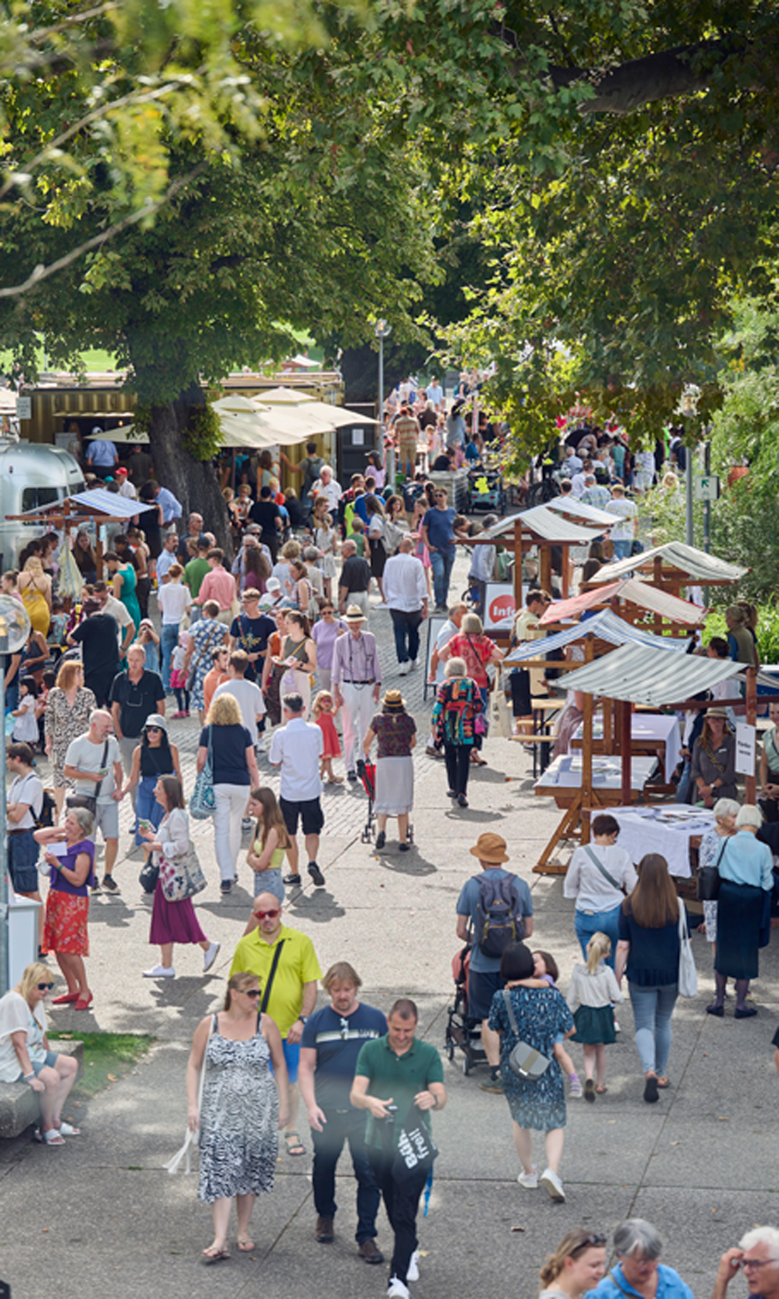 Platz vor der Staatsoper Stuttgart mit vielen Menschen und Festbuden.