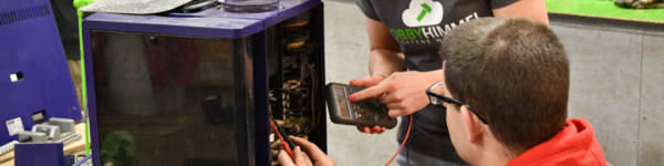 Reparatur an einer technischen Maschine