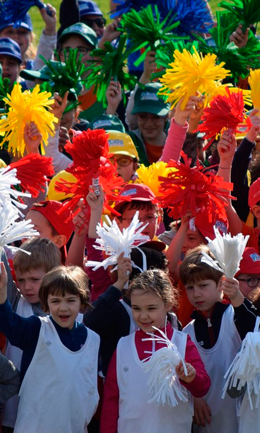 Kinder halten unterschiedlich, farbige Puschel in die Höhe.