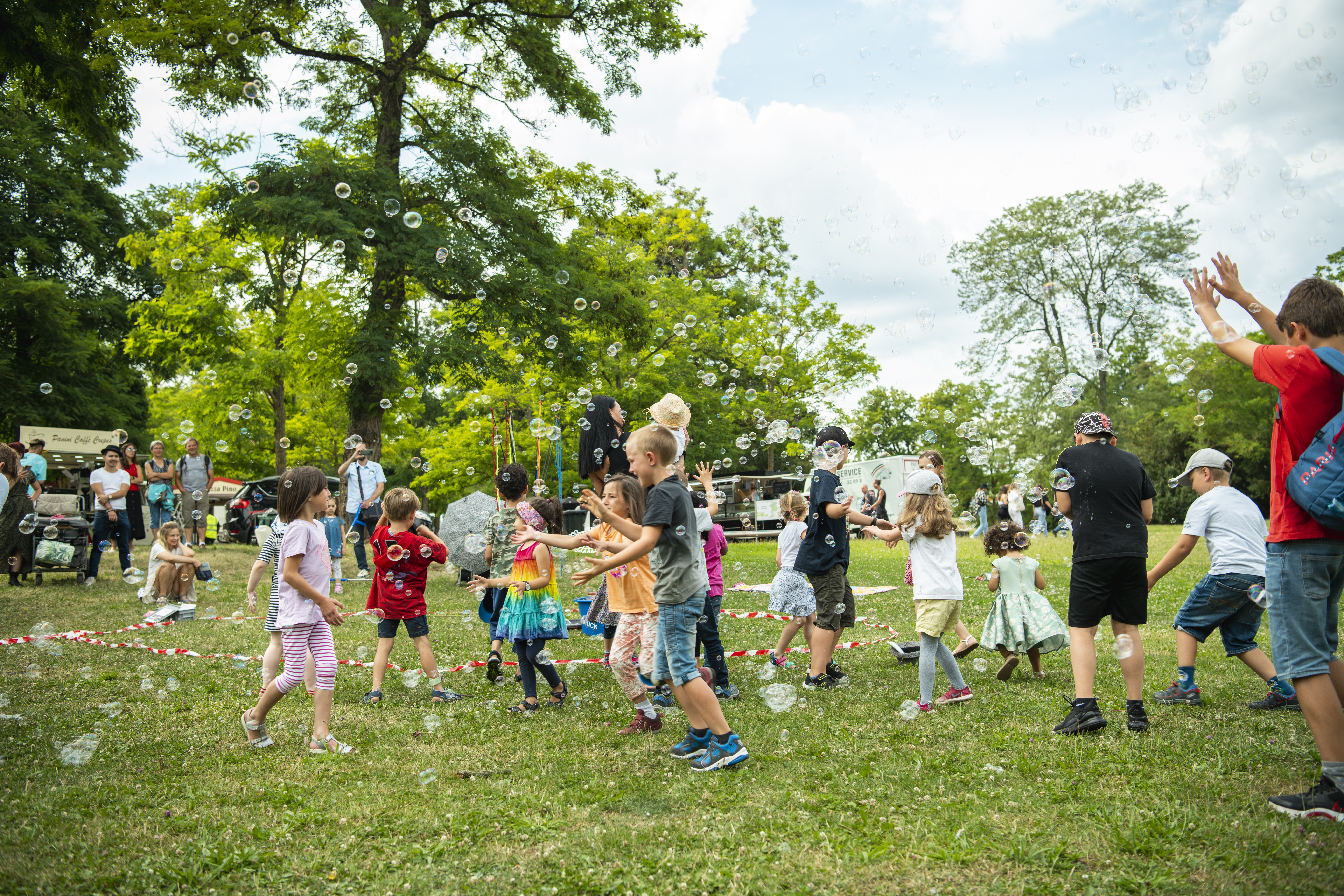 Kinder toben auf einer Wiese auf dem Killesberg