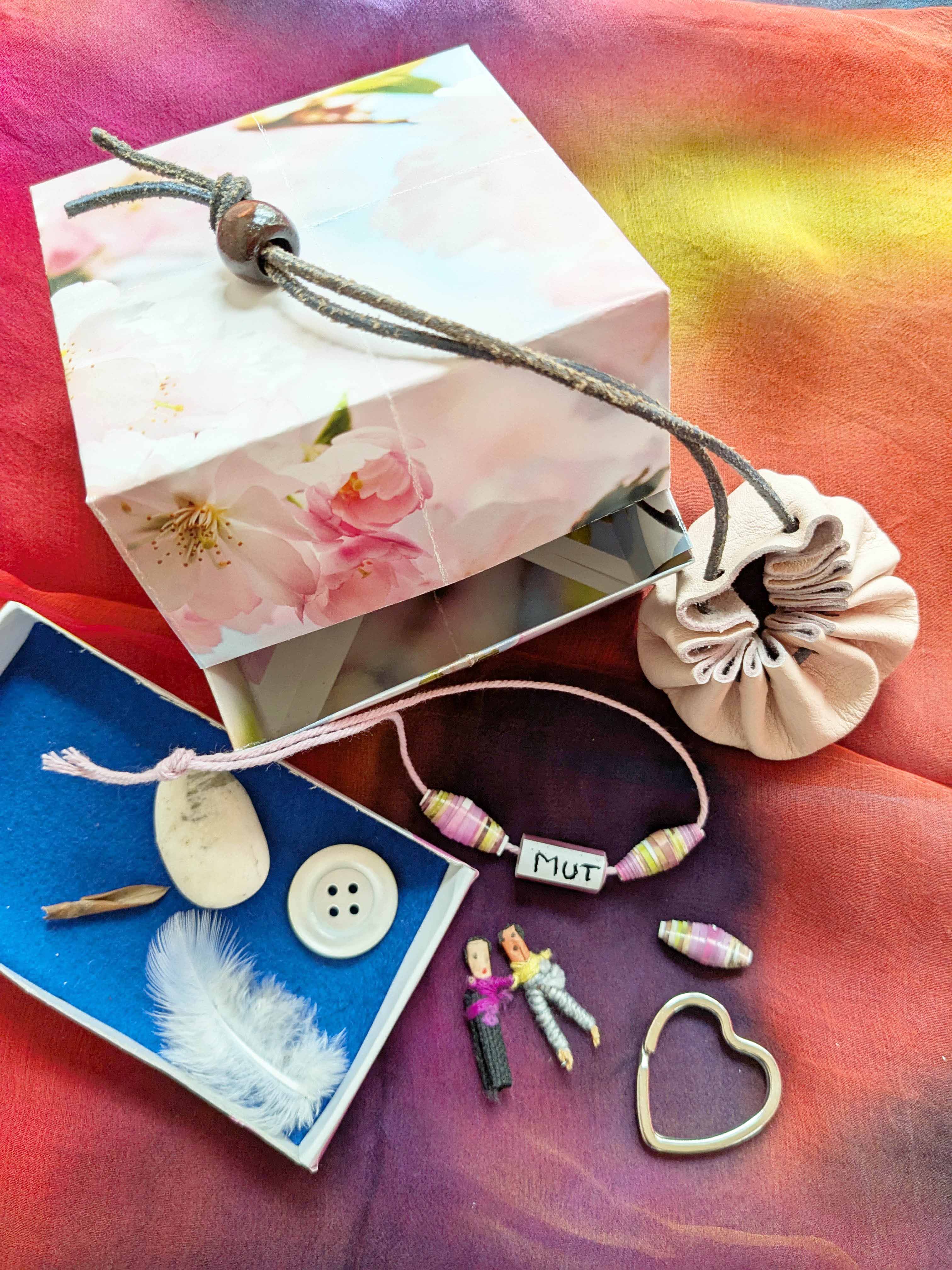 Bastelmaterial liegt auf einem Tisch.