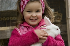 Kleines mädchen mit Kaninchen im Arm