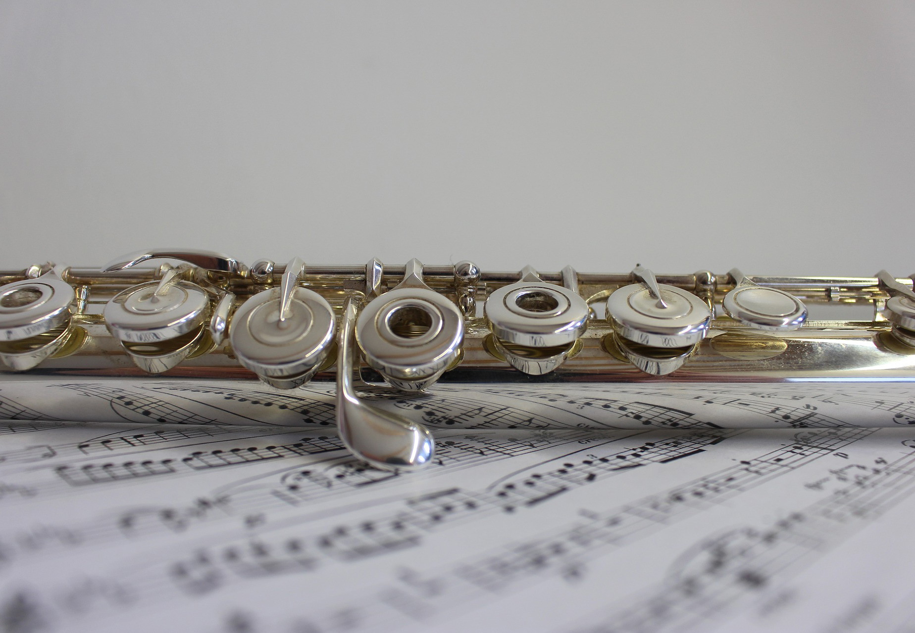 Ausschnitt einer Querflöte auf einem Notenblatt.