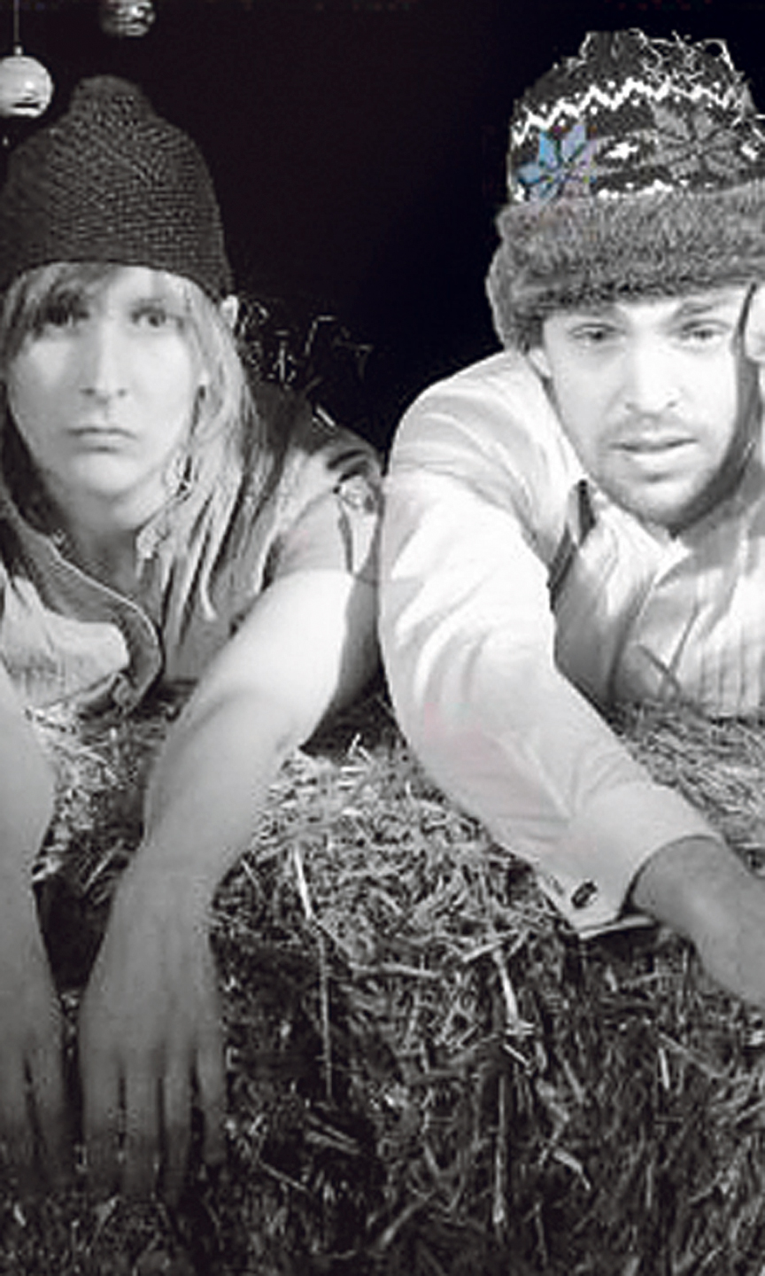 Schwarz-Weiß Fotographie einer Frau und eines Mannes. Sie sehen etwas verzweifelt aus.