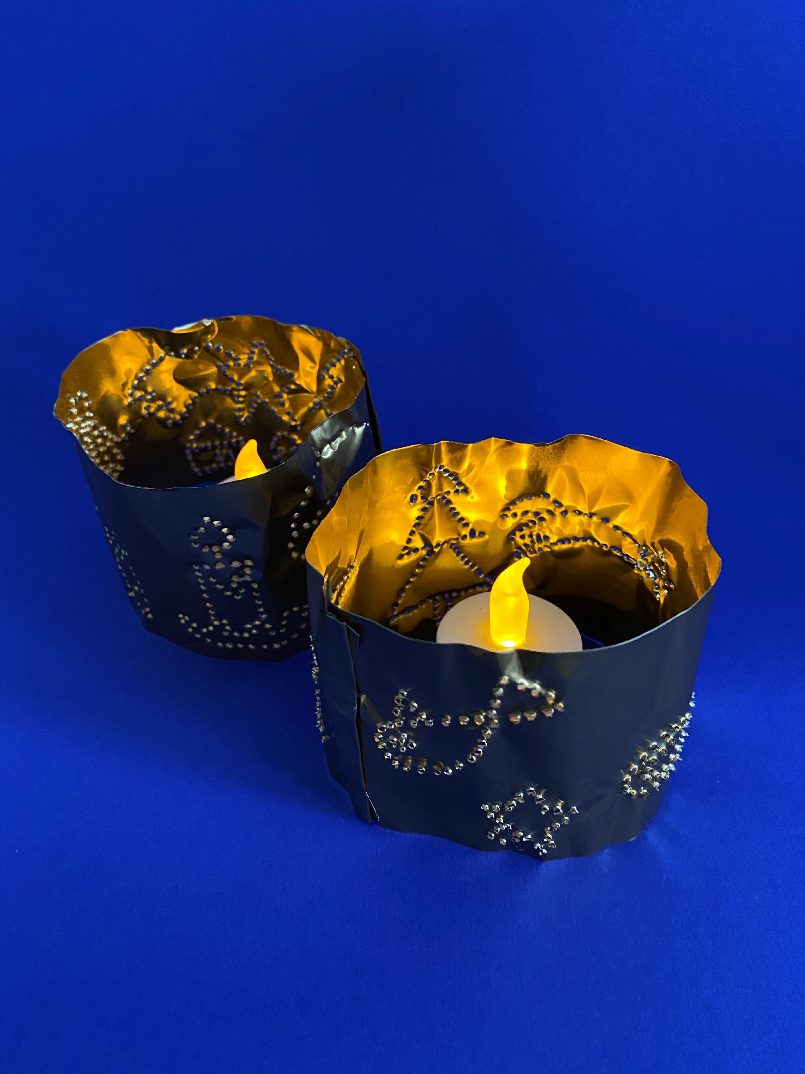 Zwei gebastelte Hüllen für Teelichter