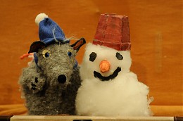 Figuren eines Puppenspiels: Maus und Schneemann