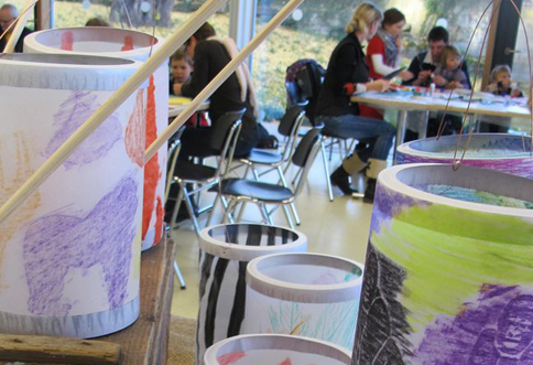 Auf einem Tisch stehen selbstgebastelte Laternen für einen Laternenumzug.