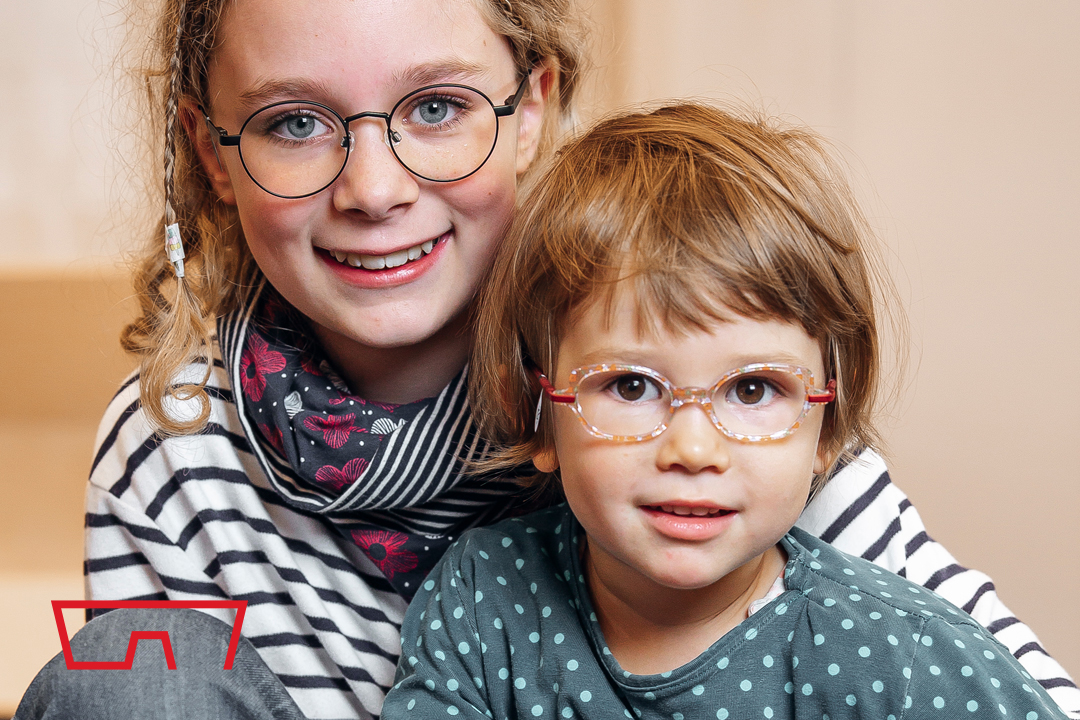 Zwei Kinder mit bunten Brillen
