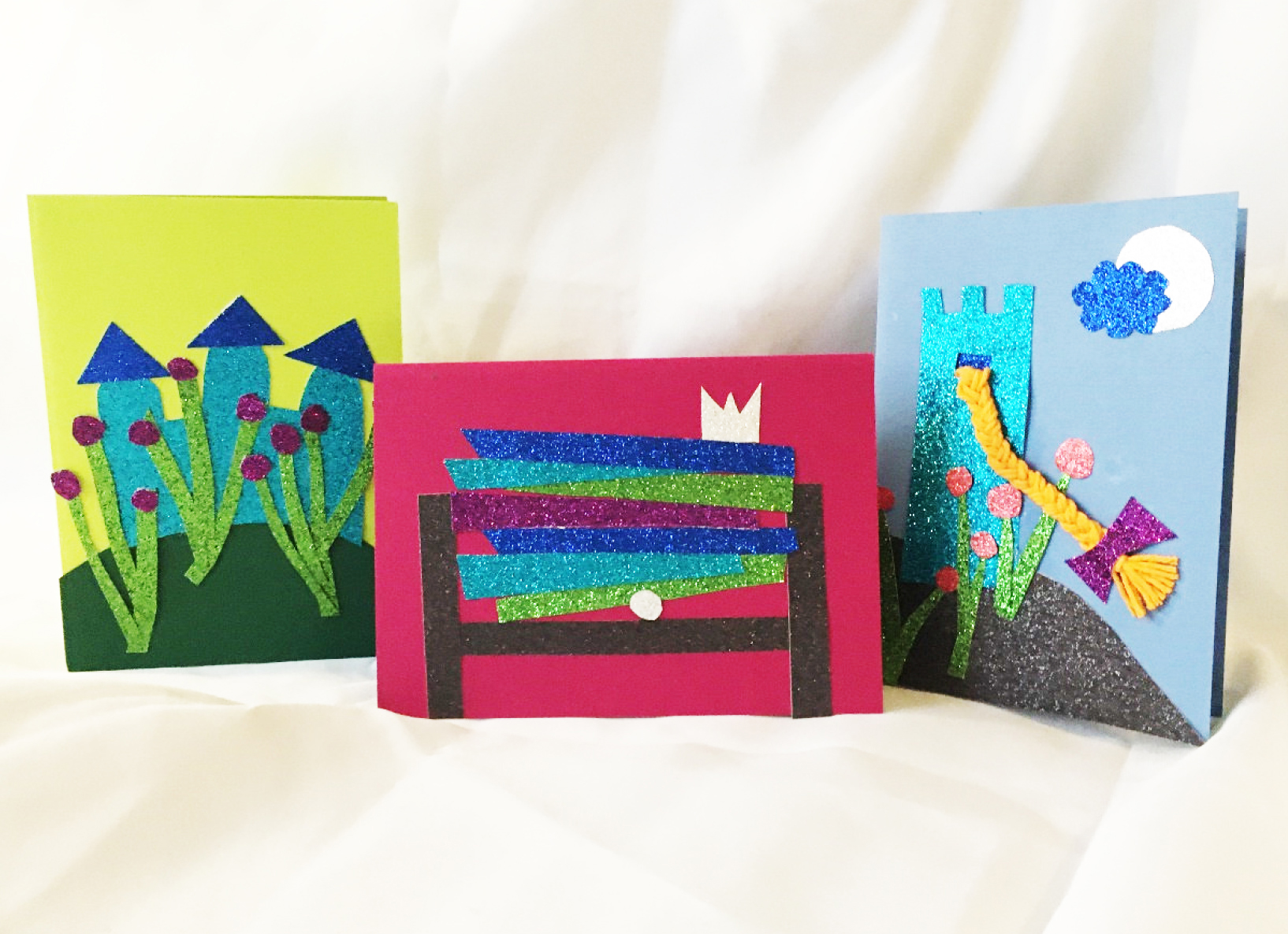 Drei Gebastelte Märchenkarten mit Schlösern und Glitzer