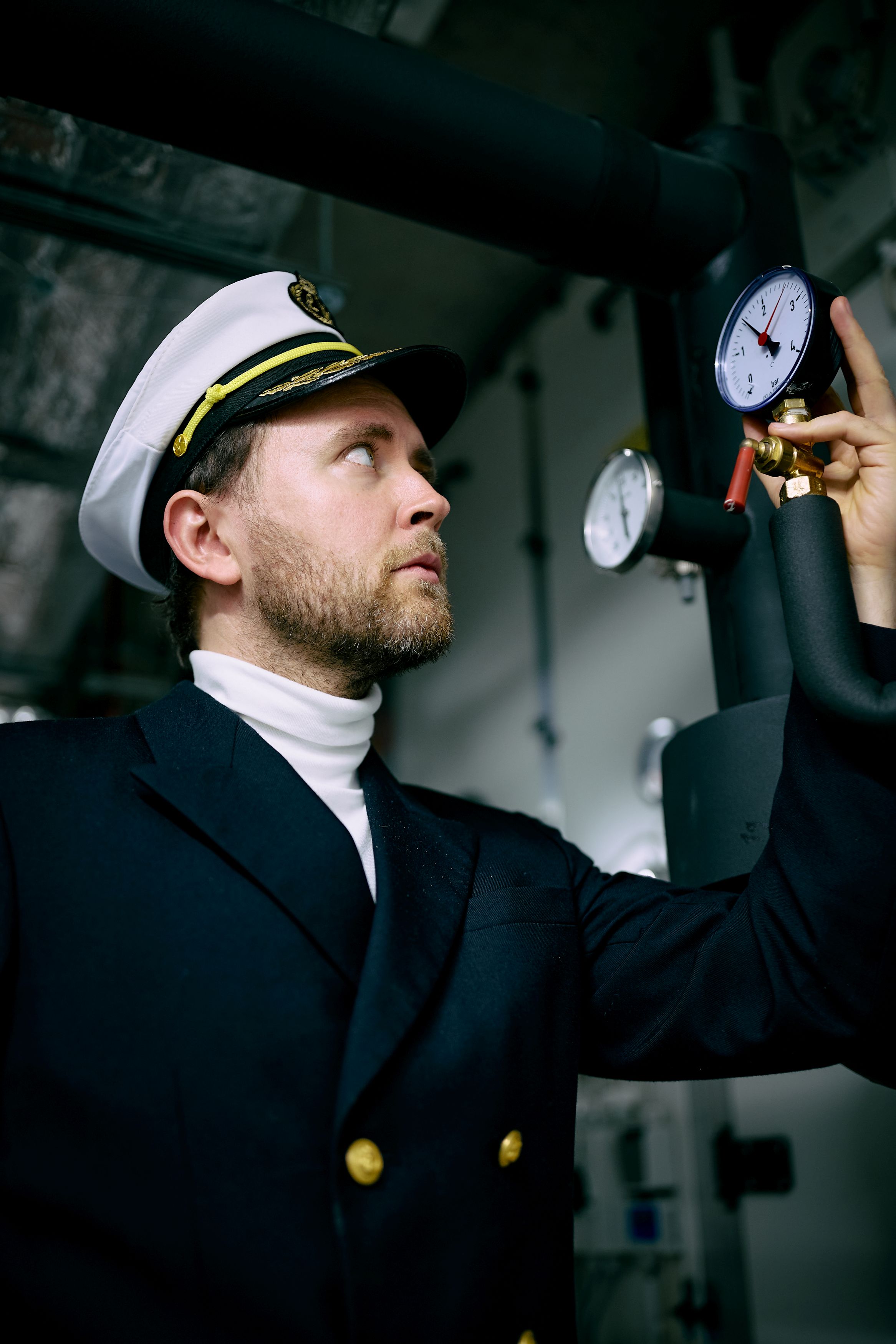 Ein Kapitän schaut auf einen Kompass.