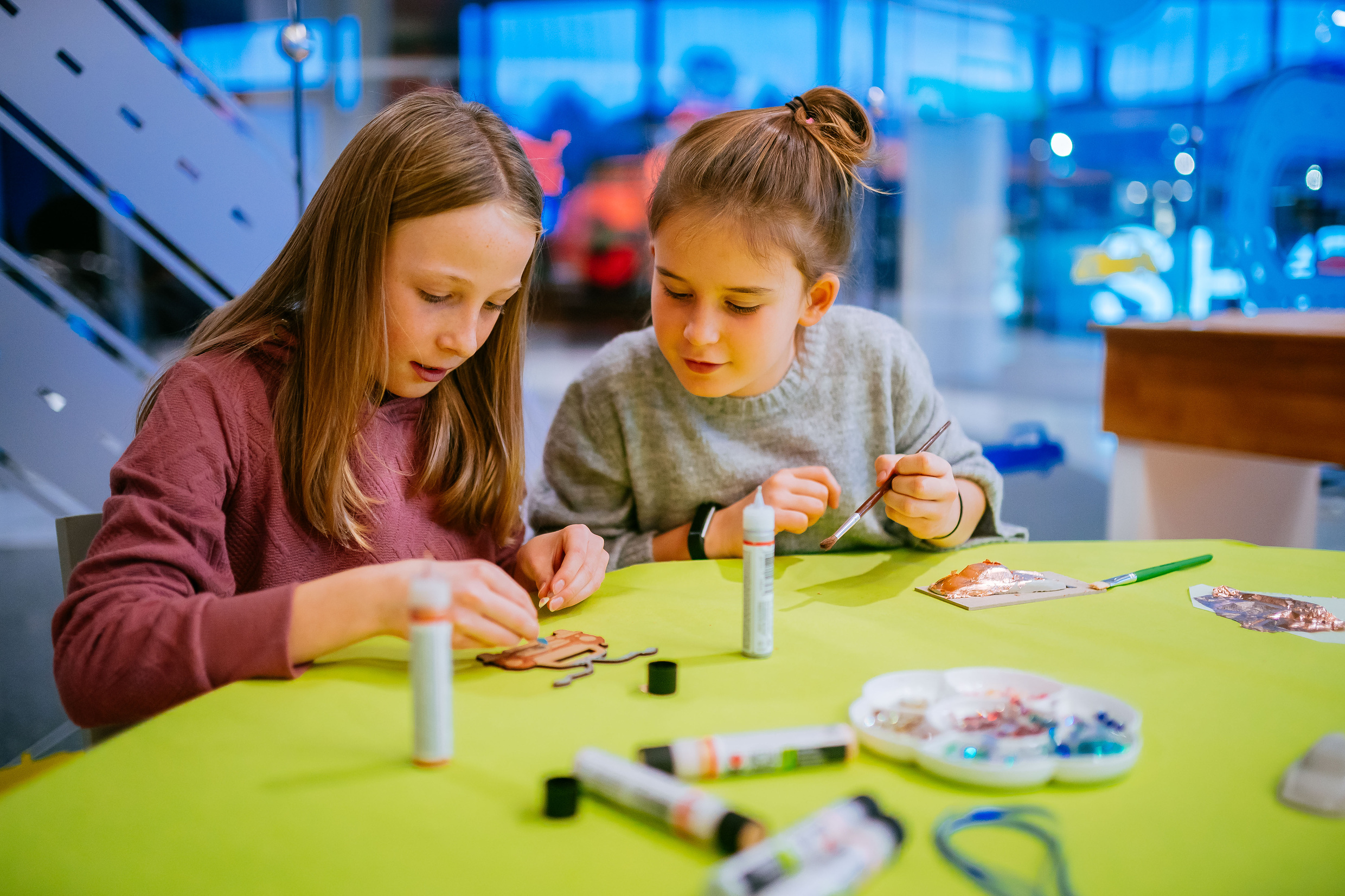 Zwei Mädchen basteln