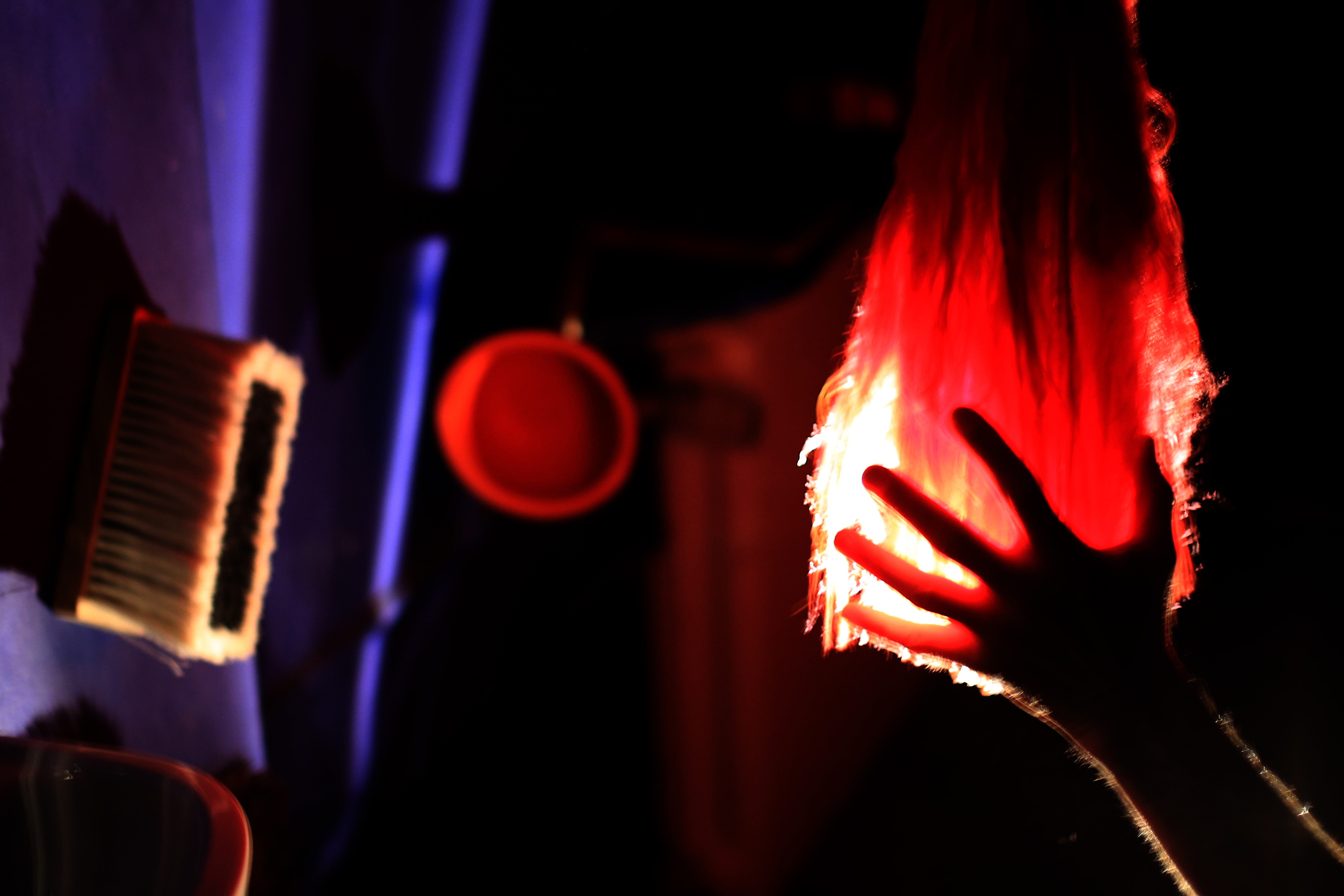 beleuchtete Hand in dunklem Raum