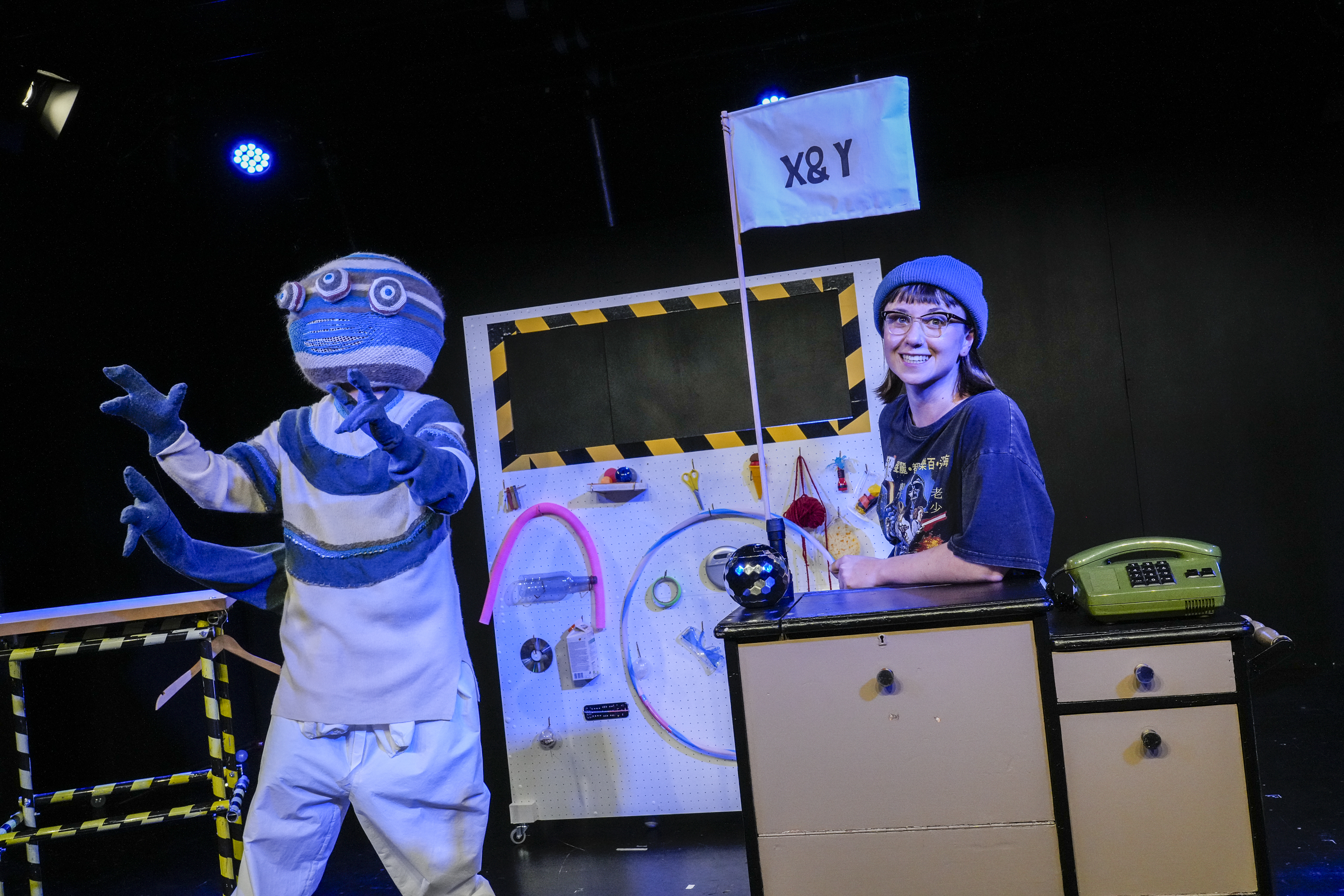 Ein Allien und ein Mensch