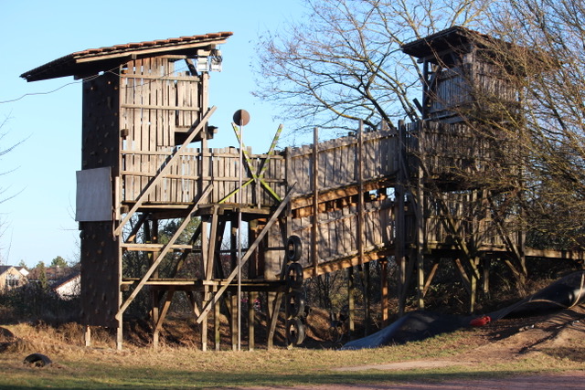 Ritterburg aus Holz auf einem Spielplatz.