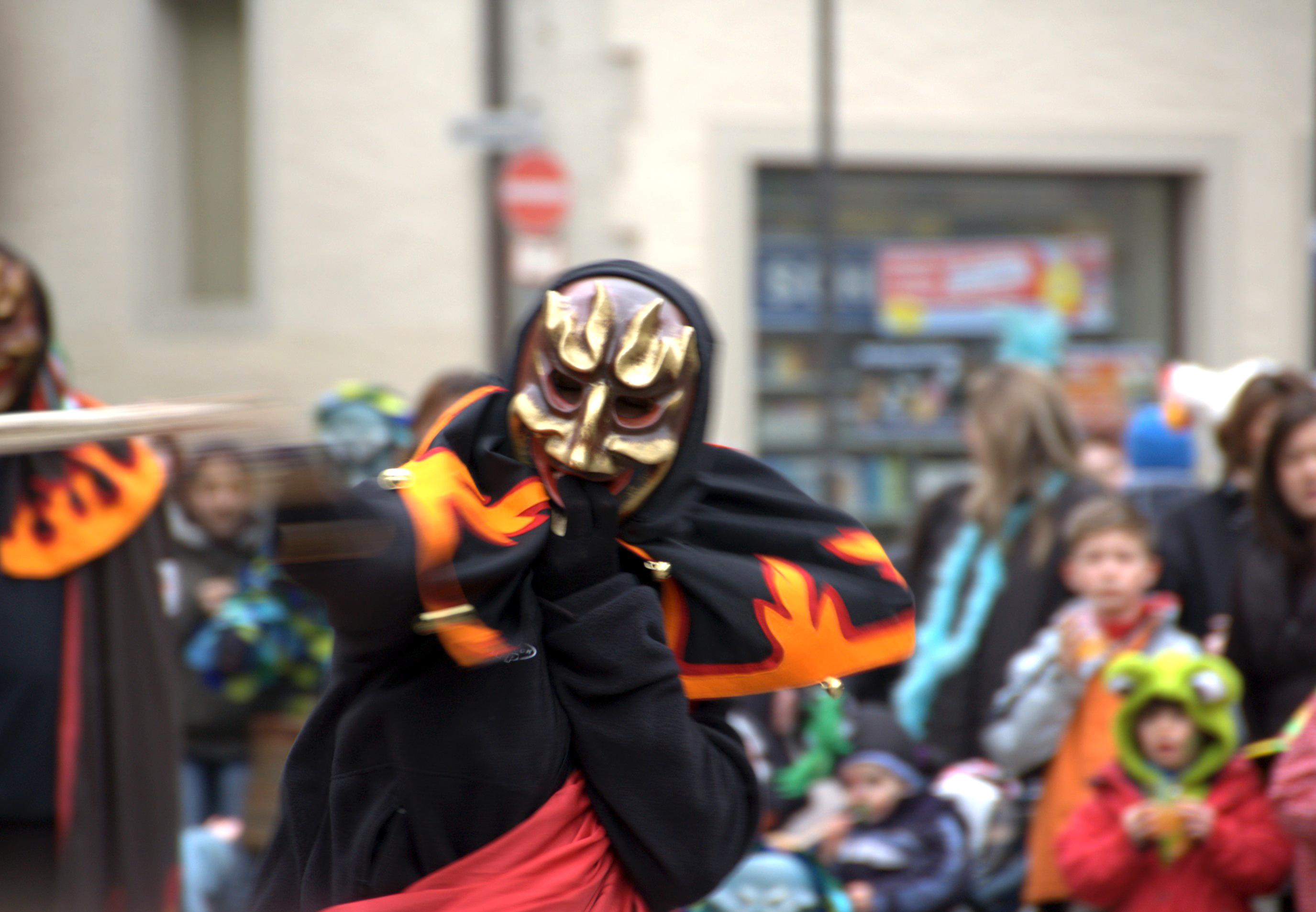 Ein Hästräger der Murrhardter Feuerbartel schwingt eine Peitsche.