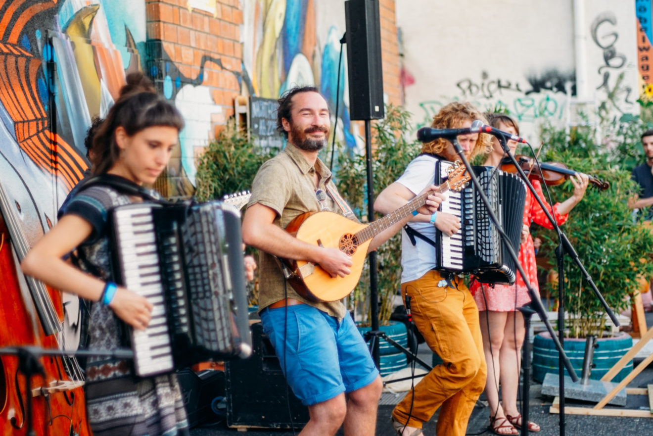 Musiker mit verschiedenen Instrumenten bei einem Konzert