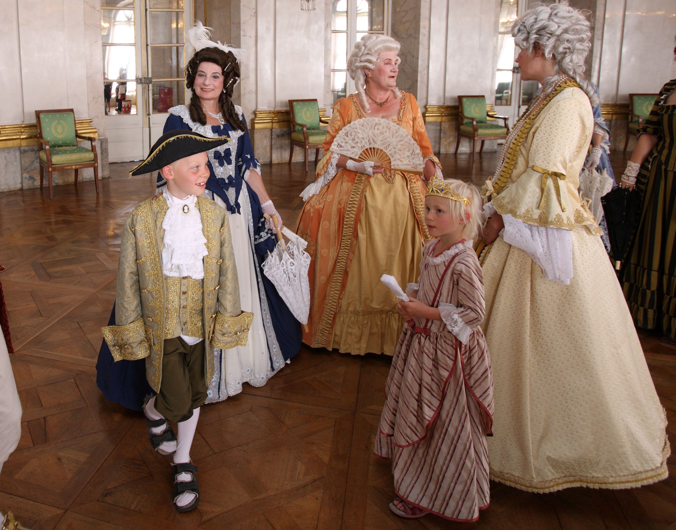 Drei Frauen und zwei Kinder in historischen Gewändern des Rokkoko