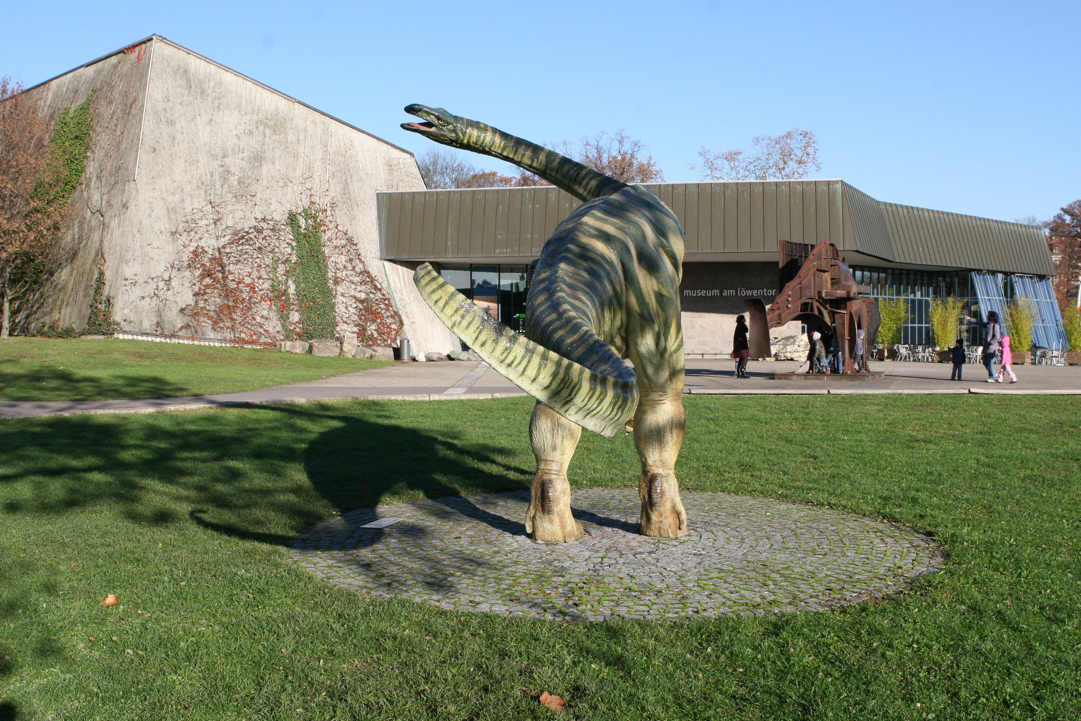 Dinosaurierstatue vor dem Museum