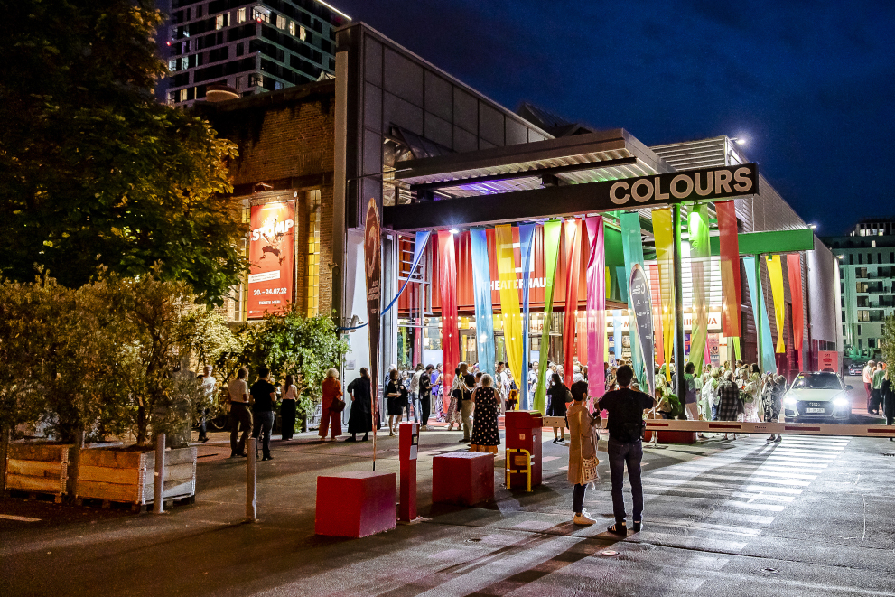 Theater aus in Stuttgart ist mit bunten Stoffbahnen geschmückt.