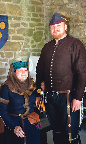 Mann und Frau in mittelalterlichem Gewand