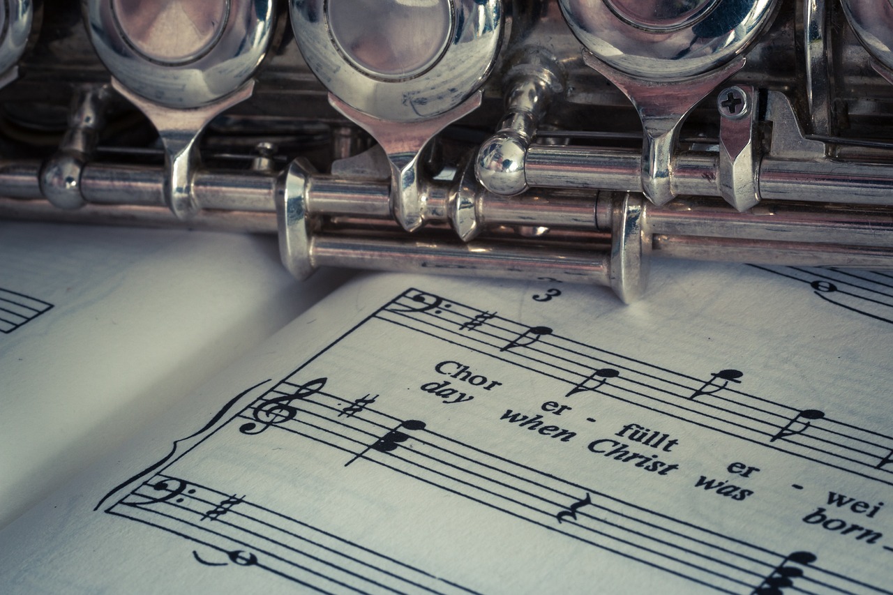 Eine Querflöte liegt auf Noten