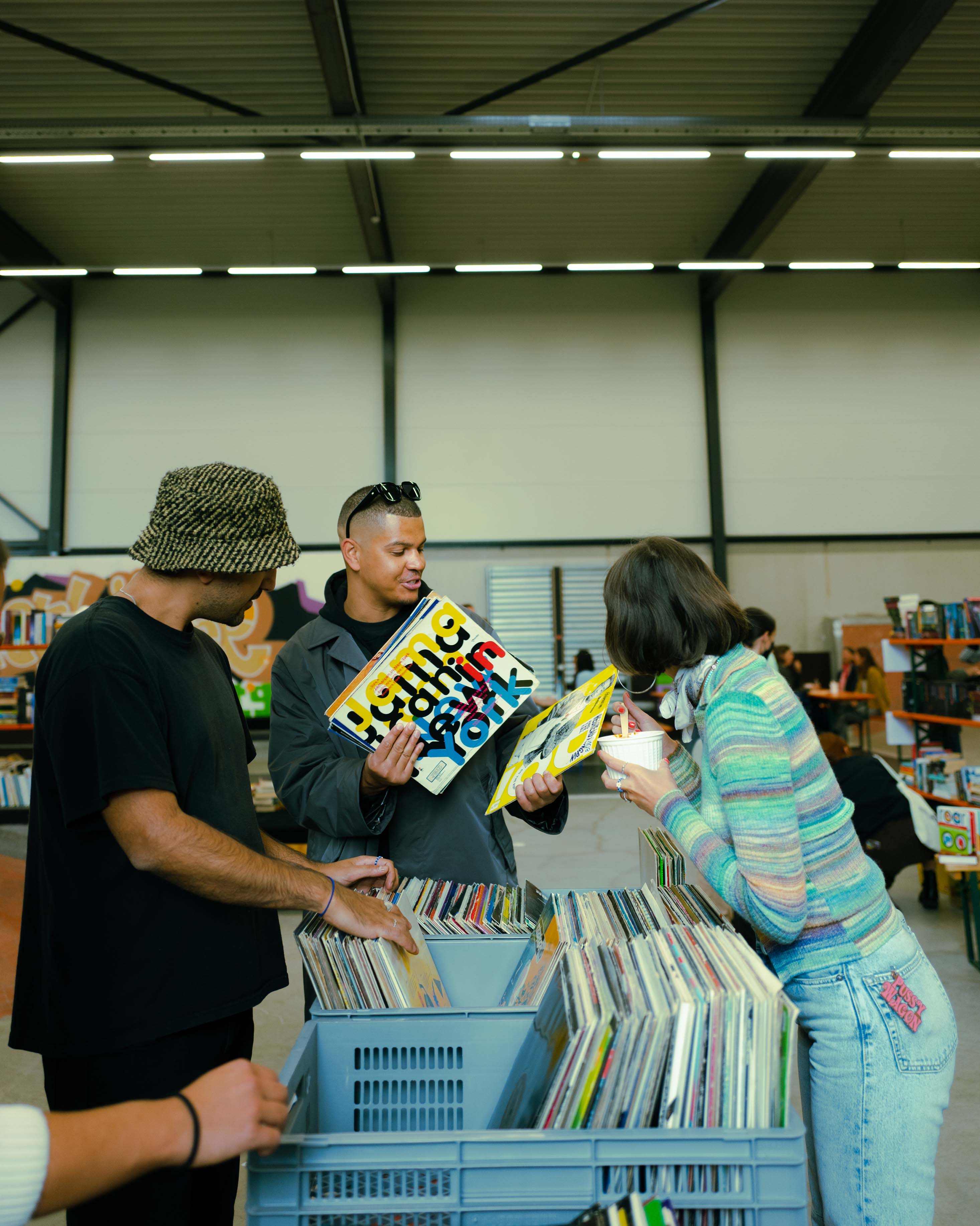 Besucher durchstöbern die Schallplatten-Kisten auf der Bücher Börse.