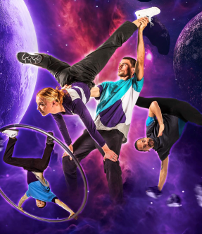 Akrobaten bei Kunststücken vor Weltraum-Hintergrund.