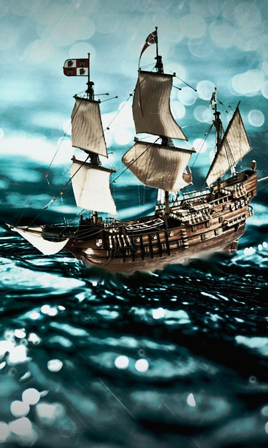 Ein altes Segelschiff treibt auf den Wellen.