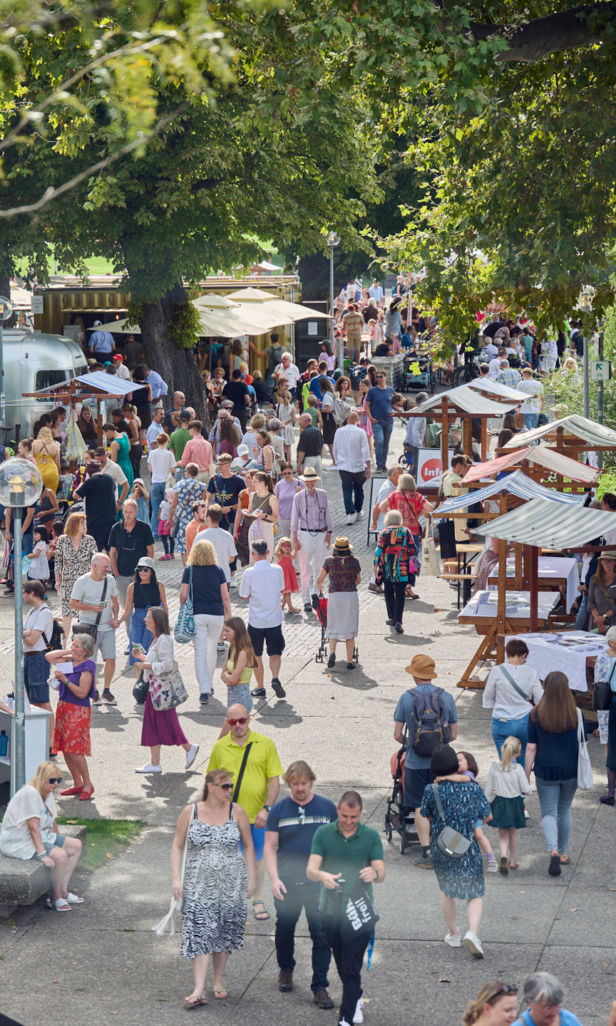 Menschenmenge auf einem Fest von oben.