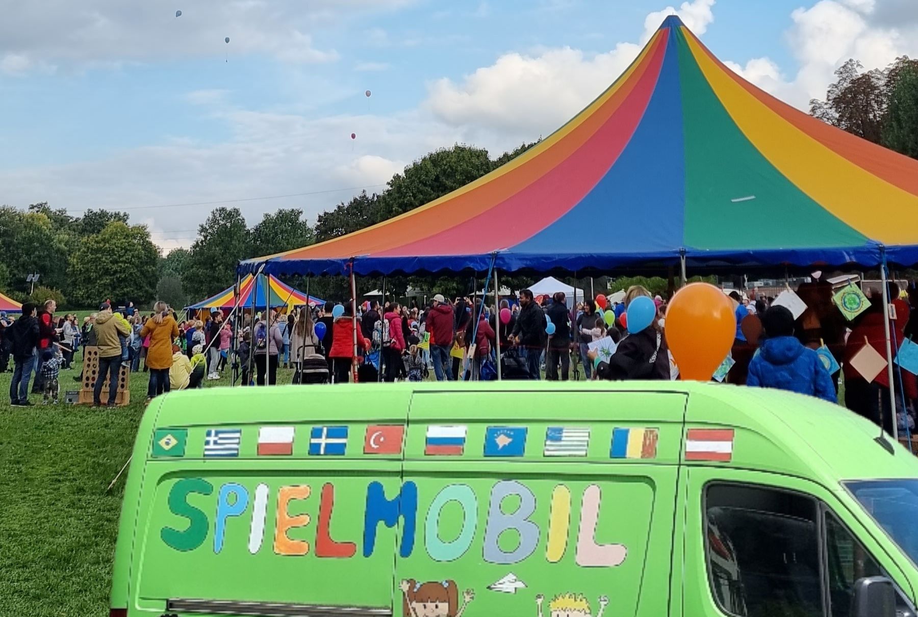 Das Spielmobil Sindelfingen steht vor einem bunten Zelt.