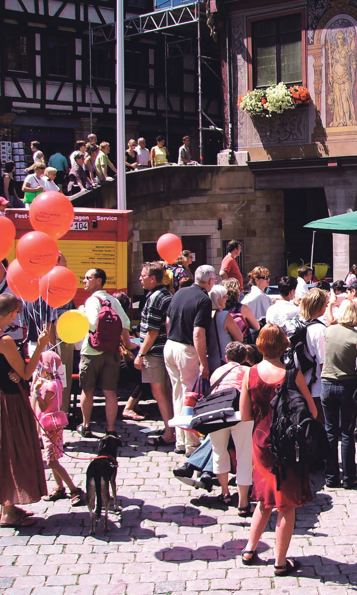 Menschen laufen in Tübingen auf der Straße herum.