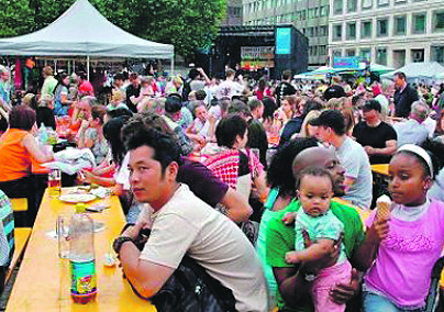 Publikum auf dem Stuttgarter Marktplatz