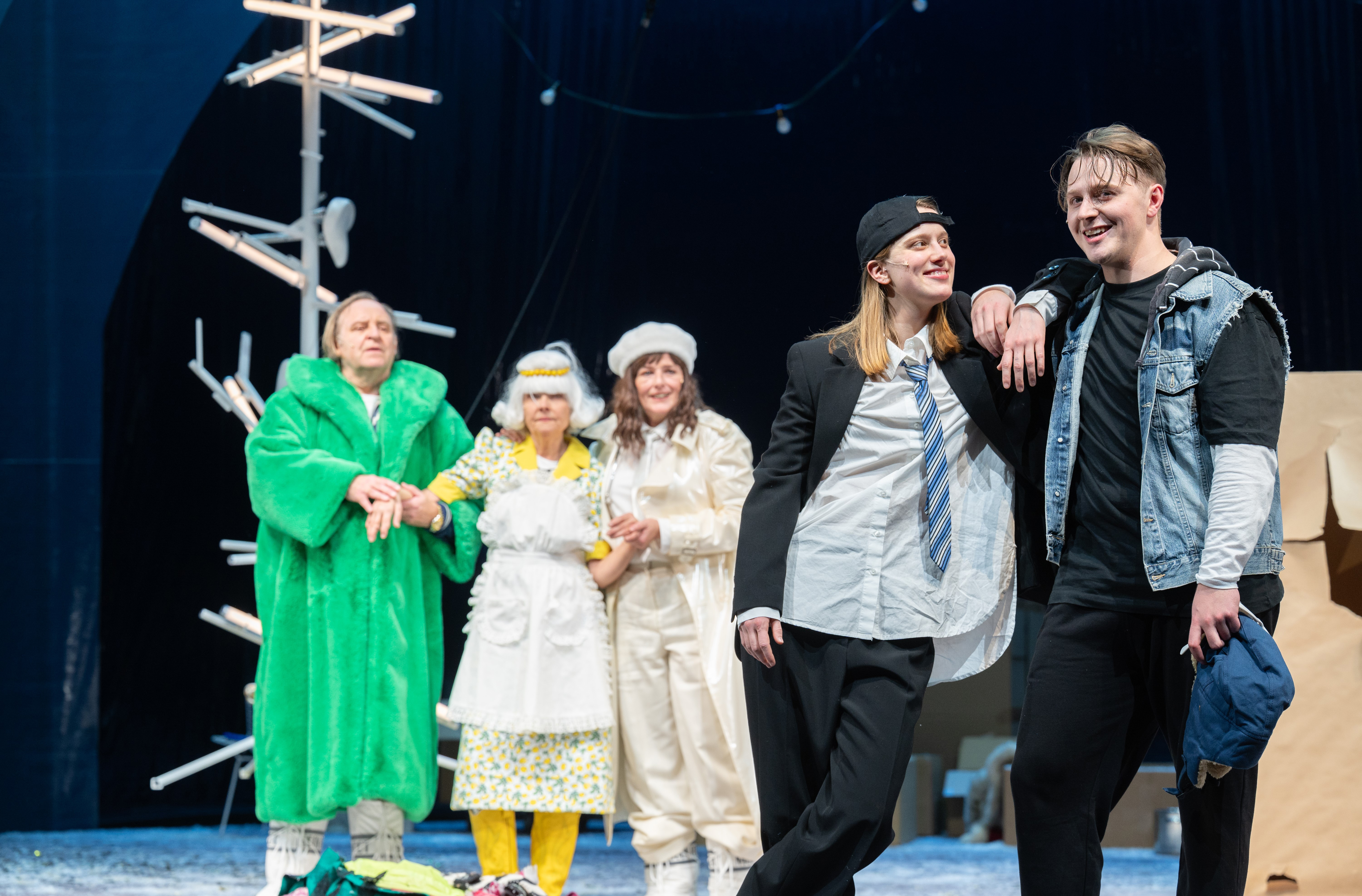 Szenenbild aus dem Stück "Pünktchen und Anton" aus dem Staatstheater.