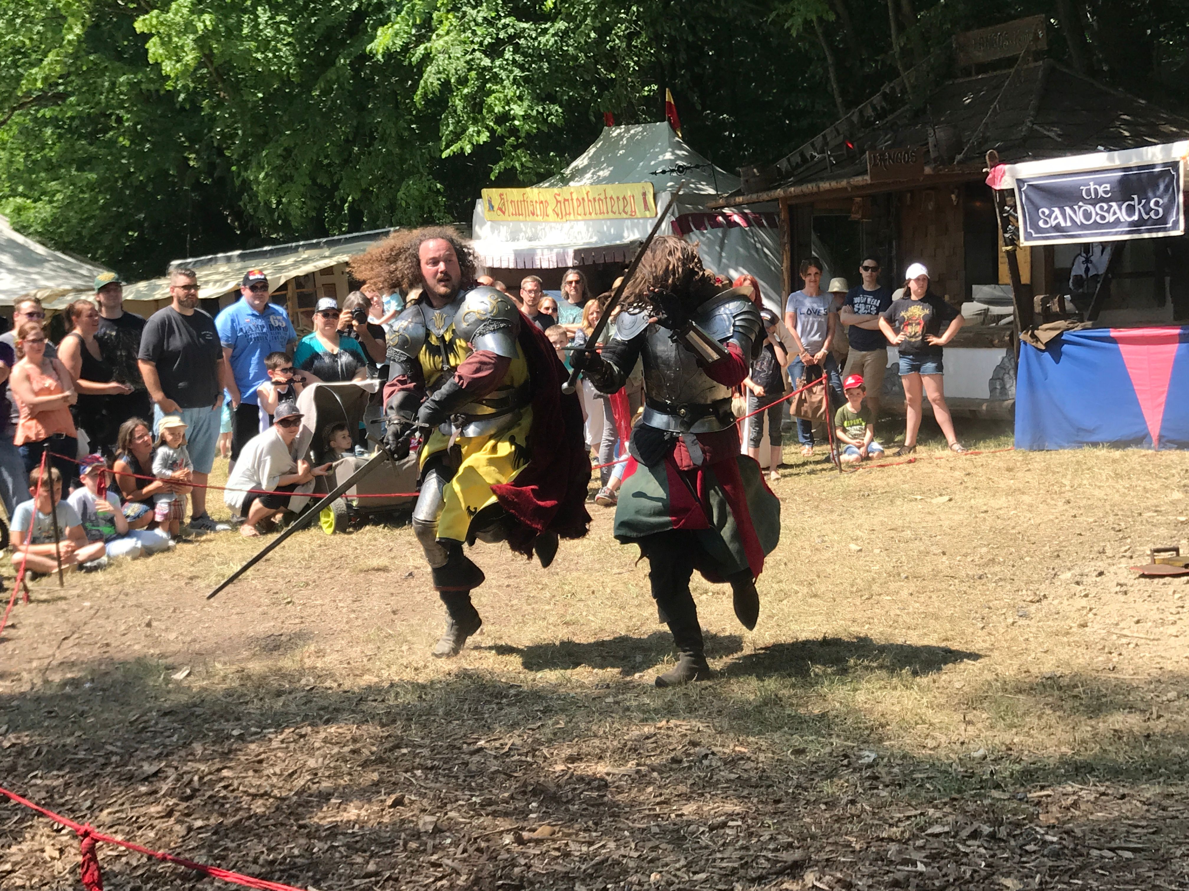 Zwei Ritter beim Schwertkampf