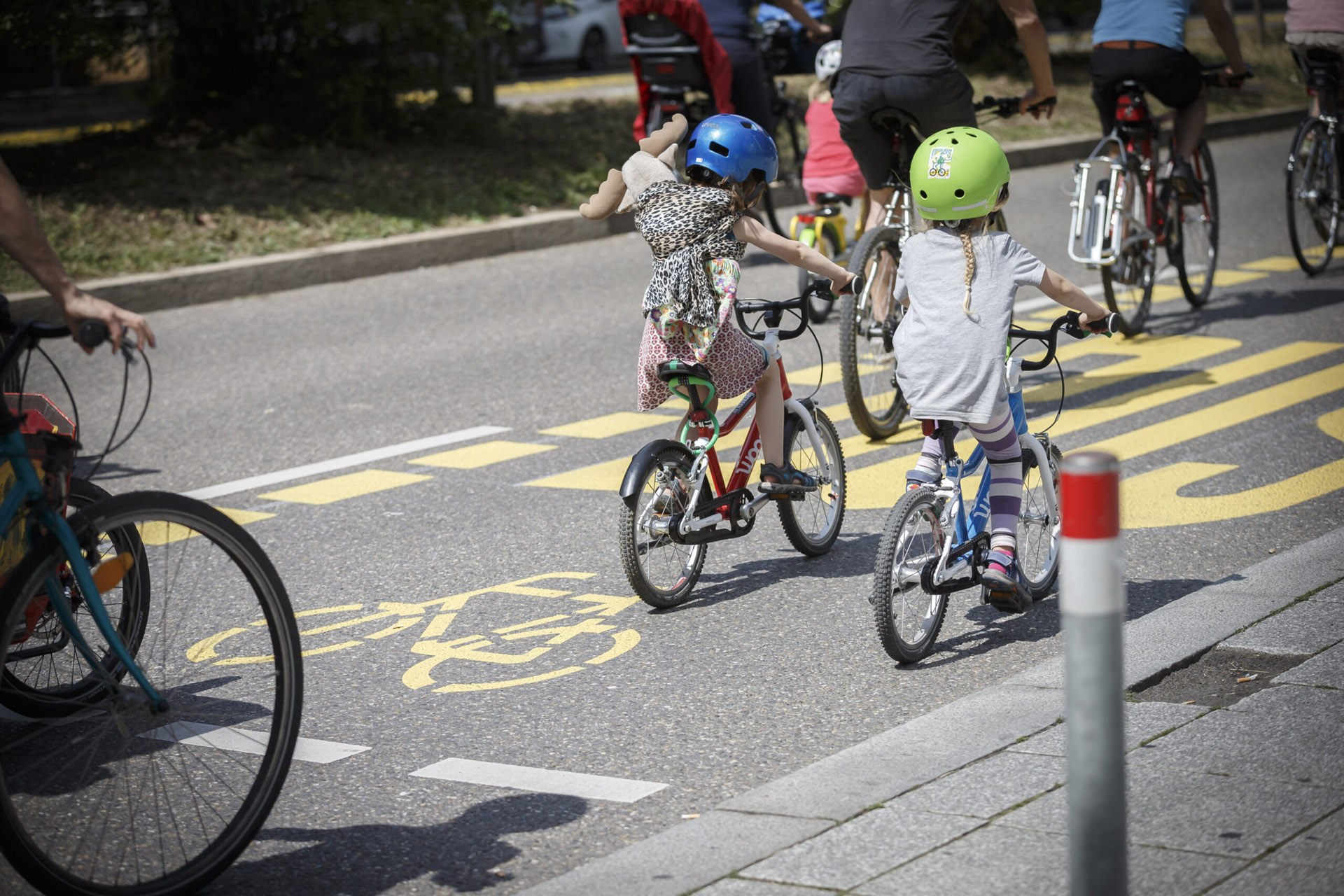Zwei Kinder fahren auf der Kidical Mass.