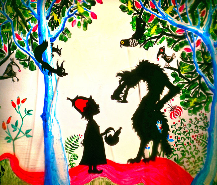 Schattenbild Rotkäppchen und der Wolf.