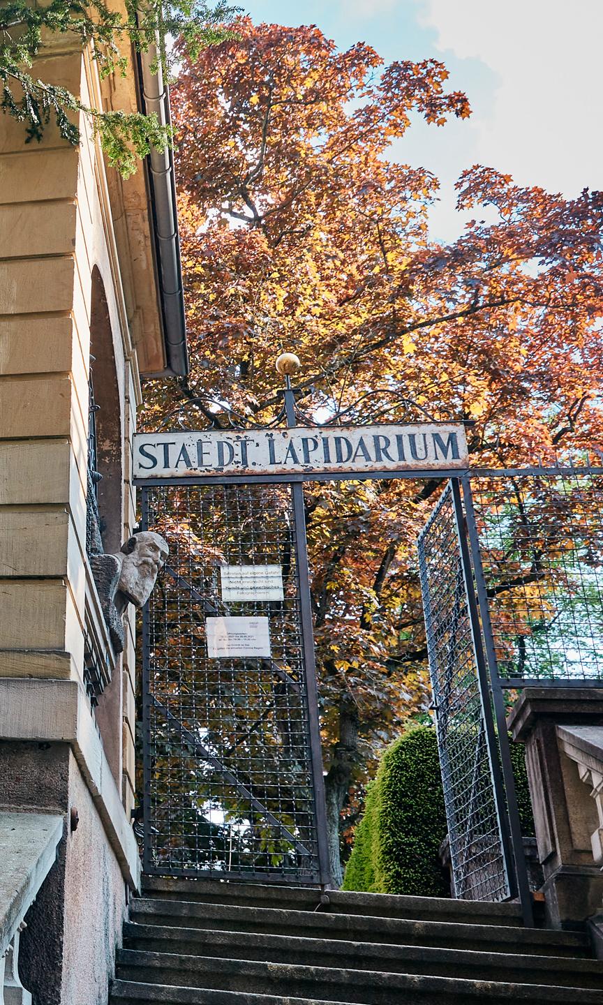Eingangstor aus Eisen des Städtischen Lapidariums Stuttgart.