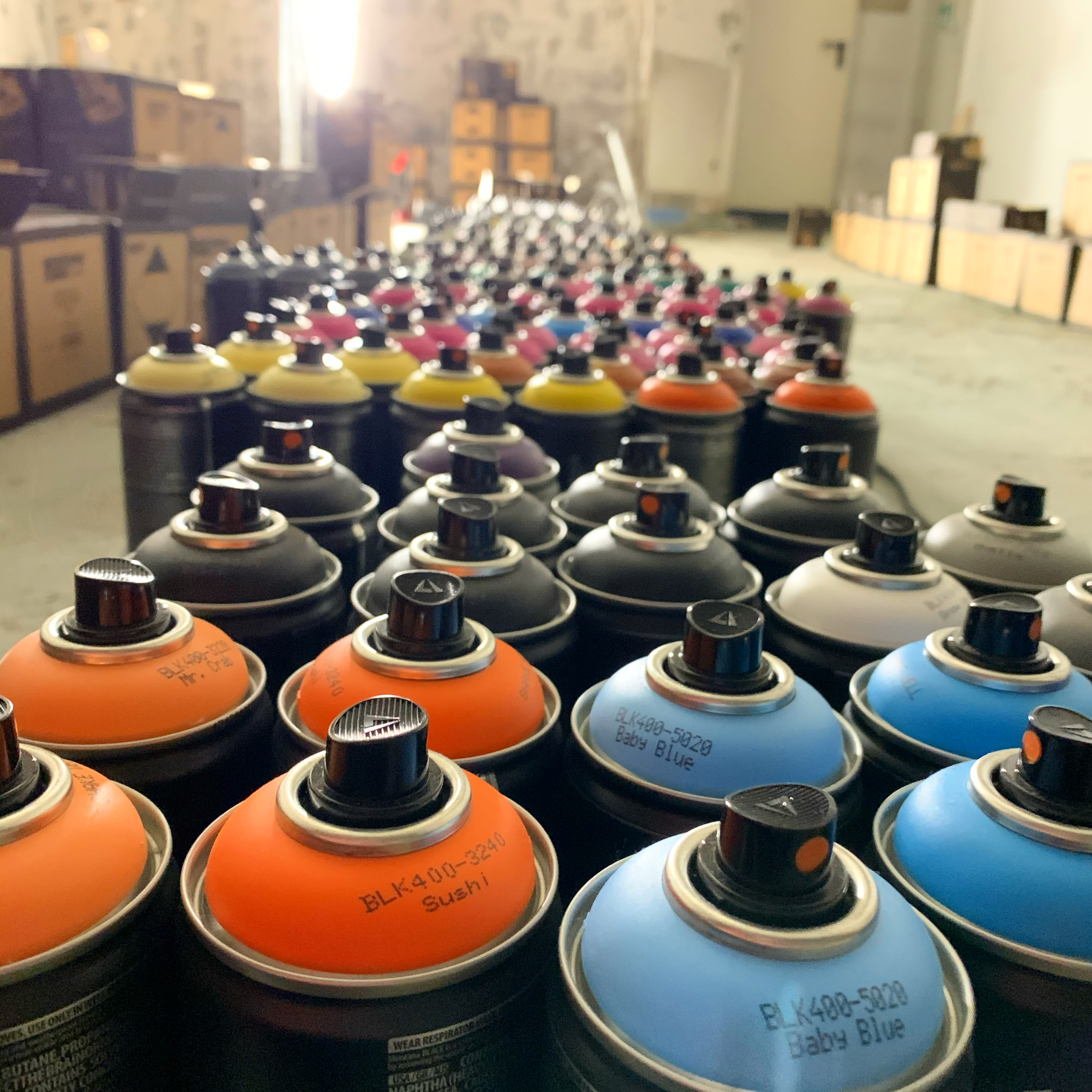 Graffiti Dosen aufgereiht.