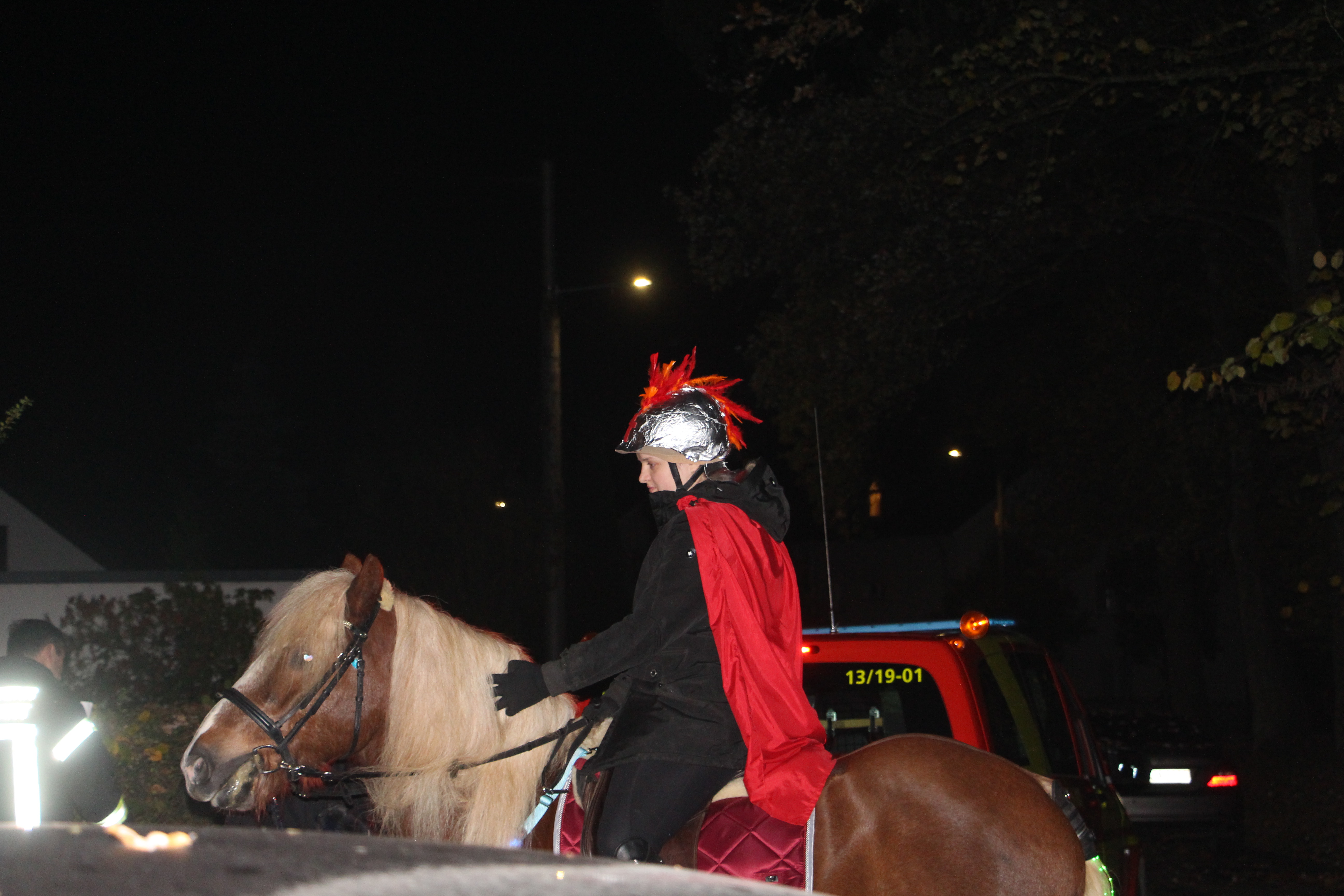 Mann in Verkleidung auf einem Pferd