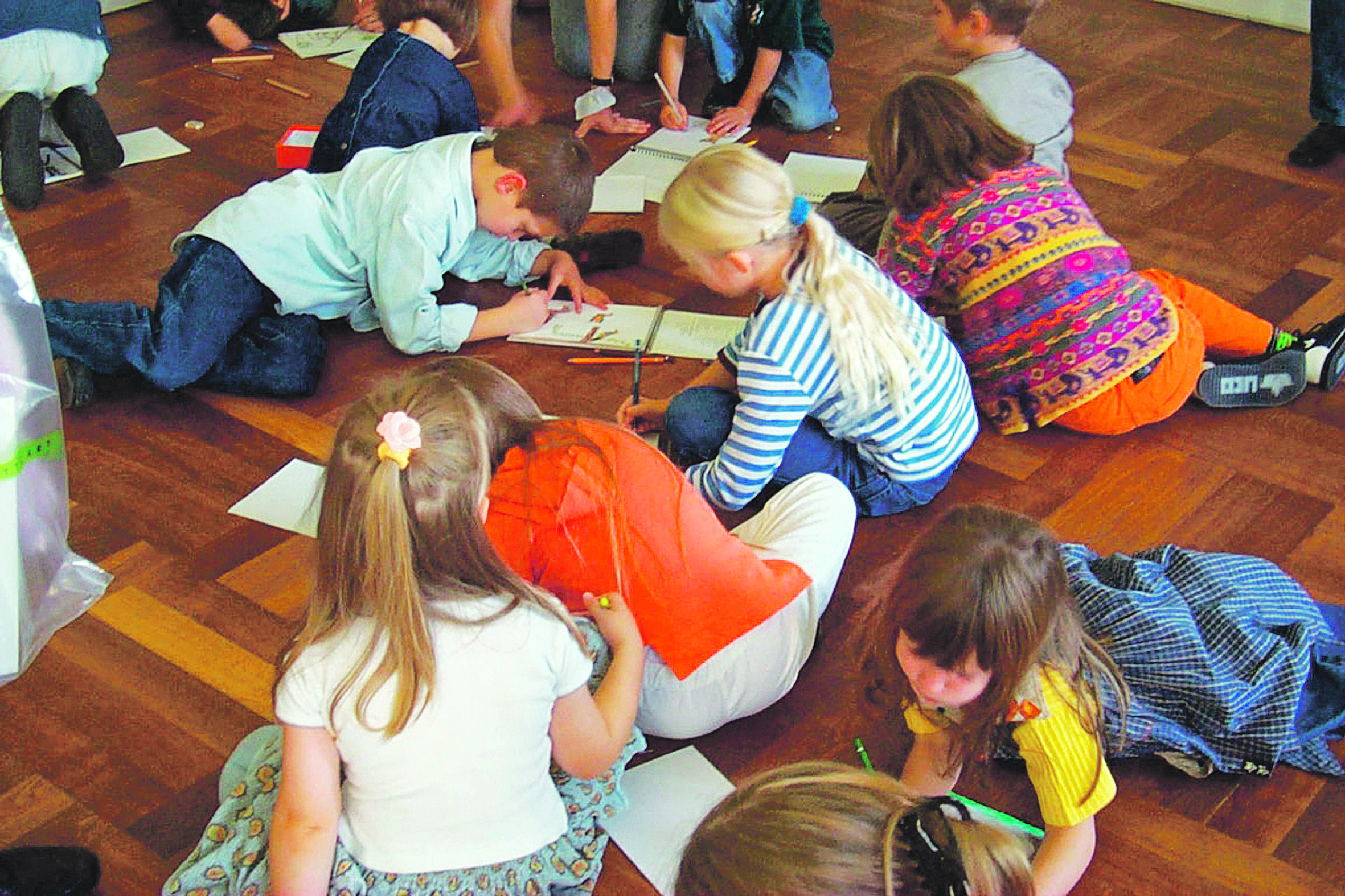 Kinder beim Basteln und Malen.